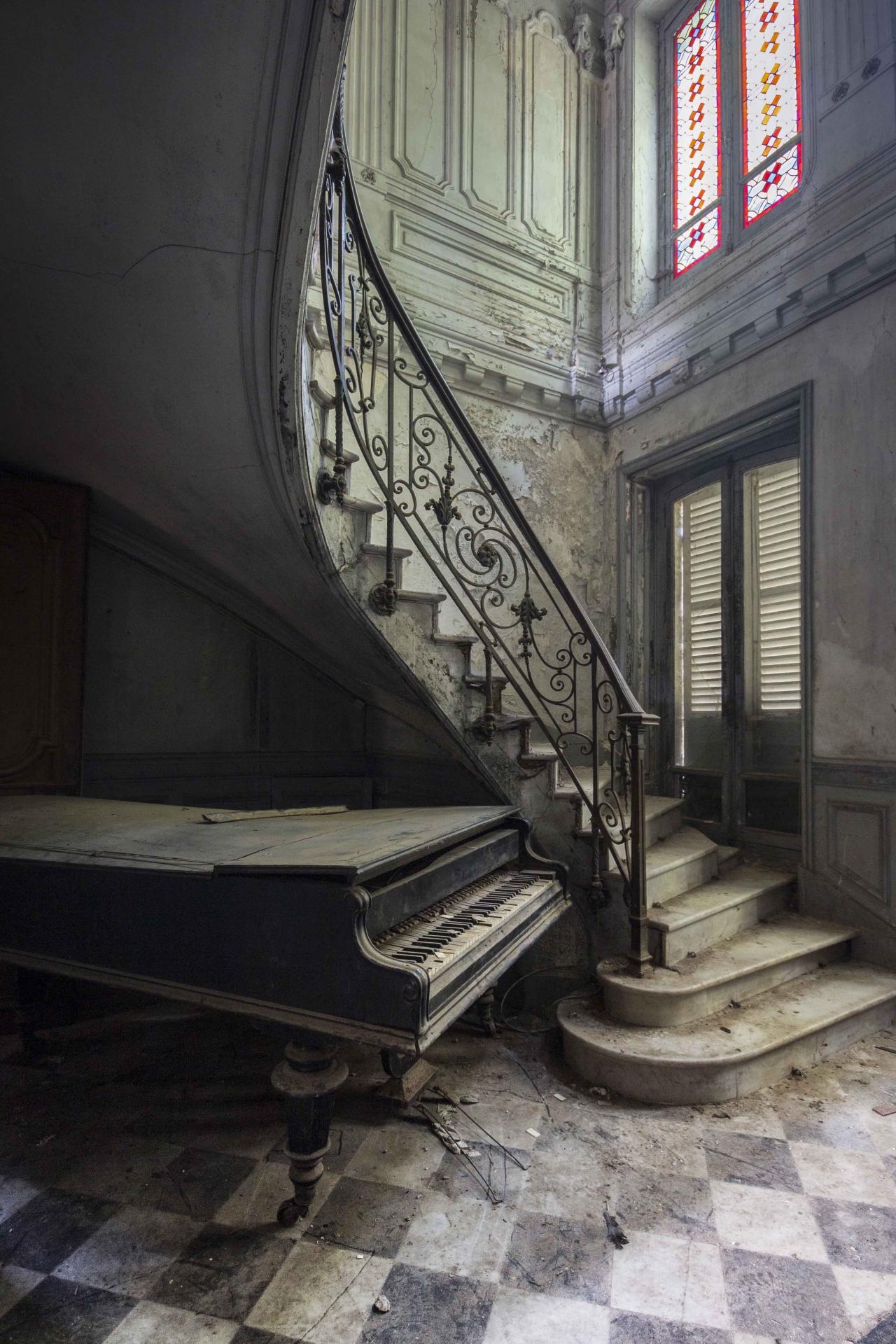 New York Photography Awards Winner - Requiem pour pianos