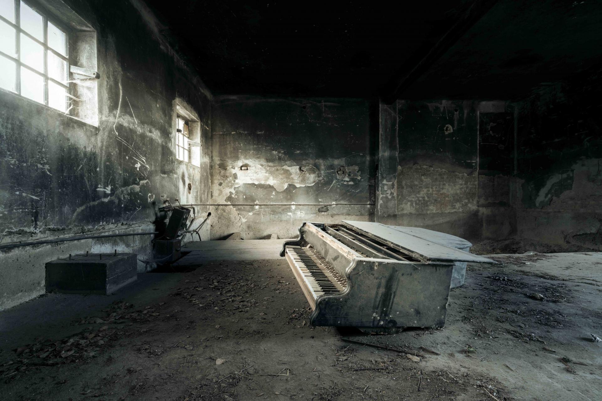 New York Photography Awards Winner - Requiem pour pianos