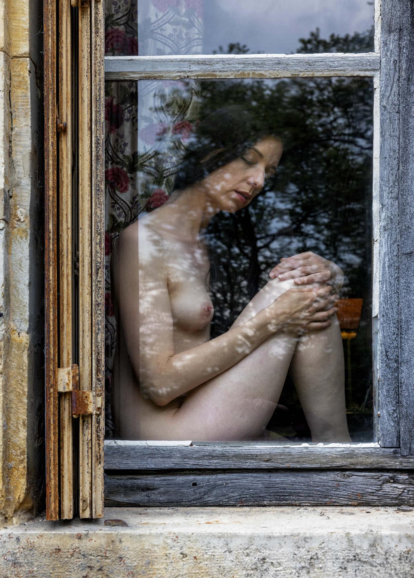 New York Photography Awards Winner - The dreaming Girl behind the window