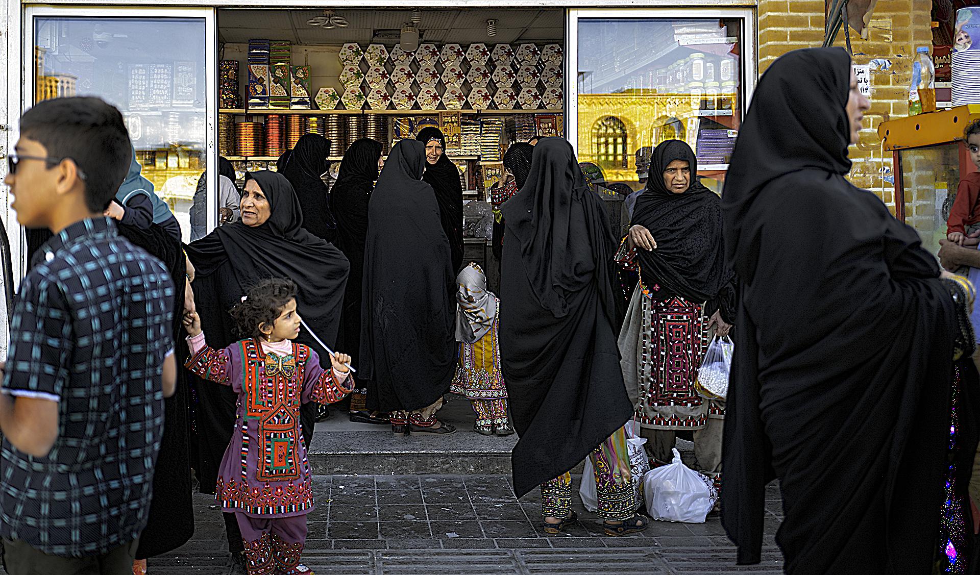 New York Photography Awards Winner - Women chatting during the shopping