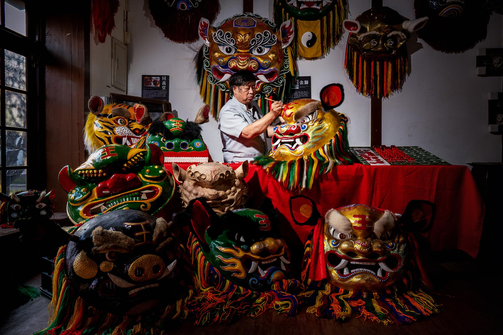 New York Photography Awards Winner - Master of handmade lion heads 02